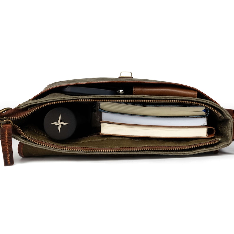 DRAKENSBERG Messenger Bag Nate Wald-Grün, handgemachte Umhängetasche & Cross-Body-Bag für Herren aus gewachstem Canvas und Leder Bild 3