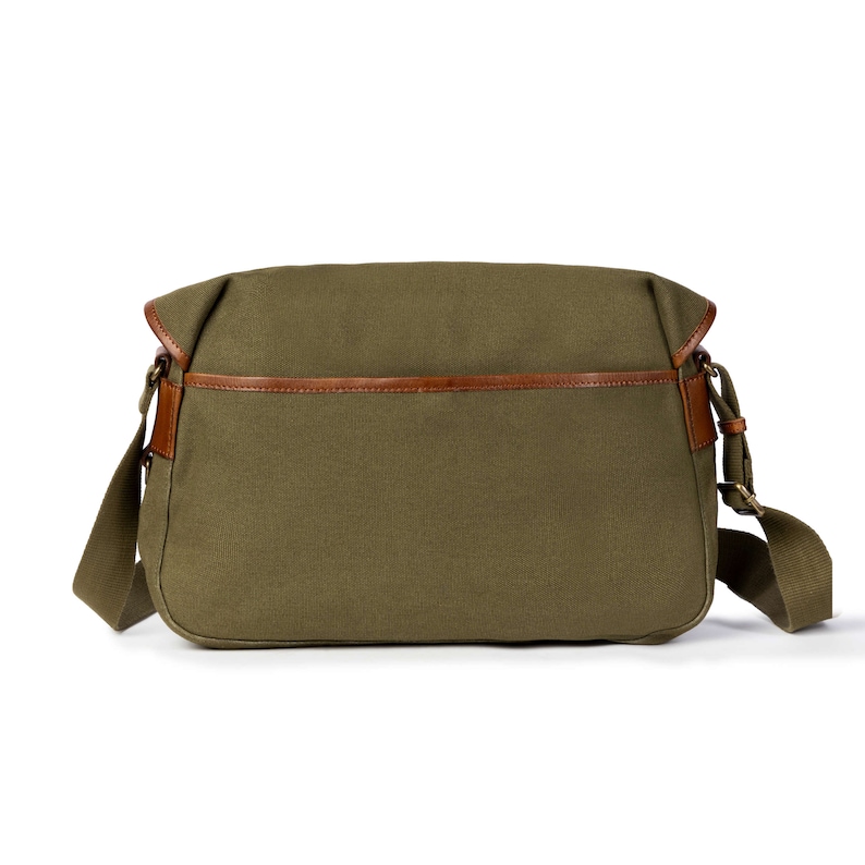 DRAKENSBERG Messenger Bag Felix Oliv-Grün, kompakte vintage Aktentasche & Umhängetasche für Herren aus nachhaltigem Canvas Leder Bild 4