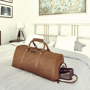 DRAKENSBERG Weekender »Finn« Havana brown, handmade travel bag & sports bag with shoe compartment for men | sustainable leather image 2