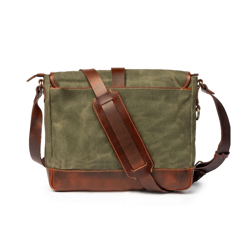 DRAKENSBERG Messenger Bag Nate Wald-Grün, handgemachte Umhängetasche & Cross-Body-Bag für Herren aus gewachstem Canvas und Leder Bild 7