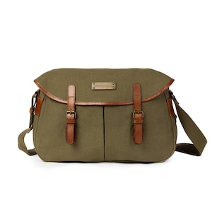 DRAKENSBERG Messenger Bag Felix Oliv-Grün, kompakte vintage Aktentasche & Umhängetasche für Herren aus nachhaltigem Canvas Leder Bild 3