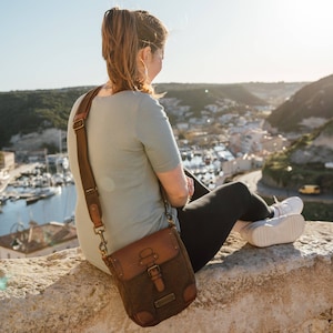 DRAKENSBERG Kuriertasche Mila Oliv-Grün, handgemachte vintage Umhängetasche für Damen und Herren aus nachhaltigem Canvas Leder Bild 2