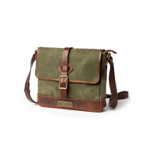 Sac messager DRAKENSBERG "Nate" vert forêt, sac bandoulière et sac cross-body pour hommes, fabriqué à la main en toile cirée et cuir.