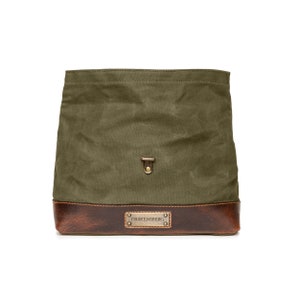 DRAKENSBERG Toiletry Bag Otis Forest-Green, handmade wash bag for men made from waxed canvas and hardened leather. image 4