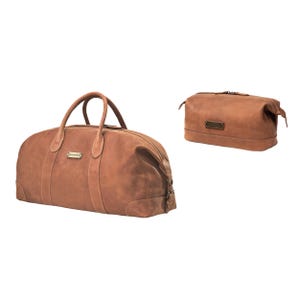 Può includere: Due borse da viaggio in pelle marrone. Una è un'ampia borsa da viaggio con due manici e chiusura a zip. L'altra è un beauty case rettangolare più piccolo con chiusura a zip. Entrambe le borse hanno un'etichetta metallica rettangolare.