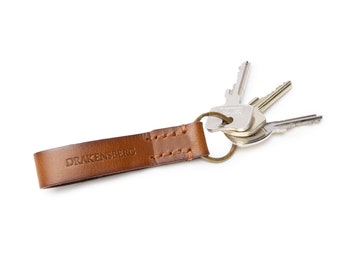 DRAKENSBERG Schlüsselanhänger »Aron« Vintage-Braun, Elegante Geschenkidee aus Leder für Herren und Damen im Retro-Design