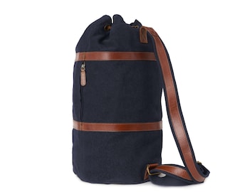 Sac marin DRAKENSBERG »Robin« (M) bleu marine, sac à dos en bandoulière & sac de voyage pour hommes en toile durable + cuir, fait à la main