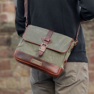 DRAKENSBERG Messenger Bag Nate Wald-Grün, handgemachte Umhängetasche & Cross-Body-Bag für Herren aus gewachstem Canvas und Leder Bild 2