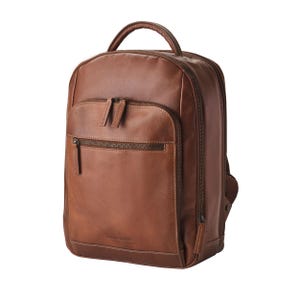 Könnte beinhalten: Ein brauner Lederrucksack mit einem oberen Griff und einer Reißverschlusstasche vorne. Der Rucksack hat eine rechteckige Form mit abgerundeter Oberseite und einer kleineren Reißverschlusstasche vorne. Das Leder hat ein leichtes Used-Aussehen.
