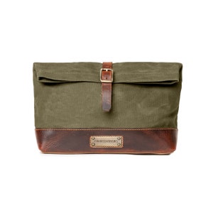 DRAKENSBERG Toiletry Bag Otis Forest-Green, handmade wash bag for men made from waxed canvas and hardened leather. image 3