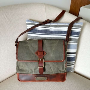 DRAKENSBERG Messenger Bag Nate Wald-Grün, handgemachte Umhängetasche & Cross-Body-Bag für Herren aus gewachstem Canvas und Leder Bild 8