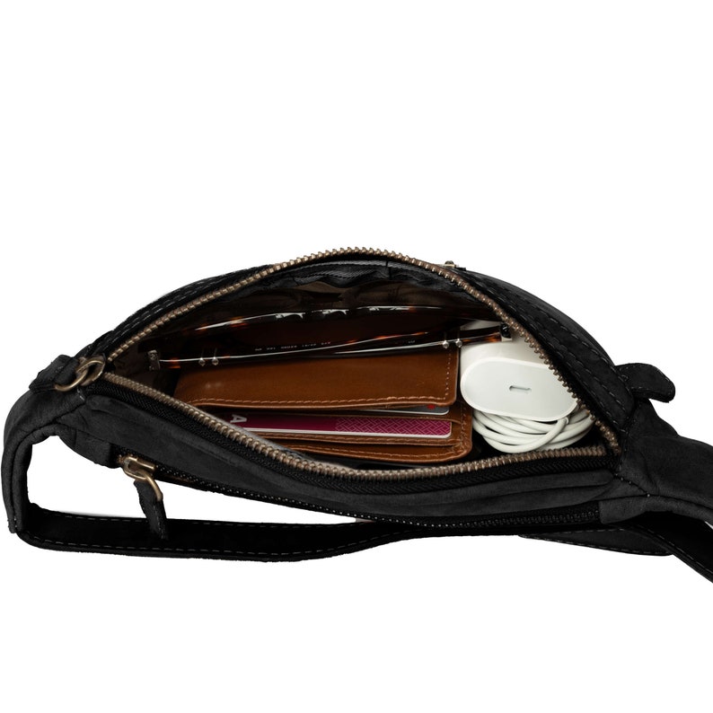 DRAKENSBERG Bum Bag Mel Vintage-Black, handmade fanny pack & shoulder bag for men made from sustainable premium leather zdjęcie 5