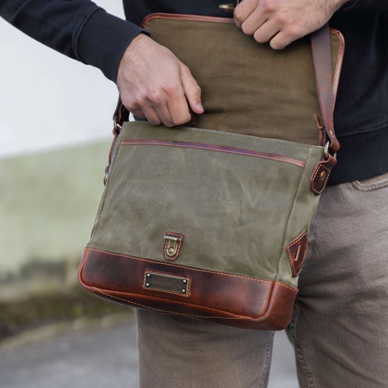 DRAKENSBERG Messenger Bag Nate Wald-Grün, handgemachte Umhängetasche & Cross-Body-Bag für Herren aus gewachstem Canvas und Leder Bild 5