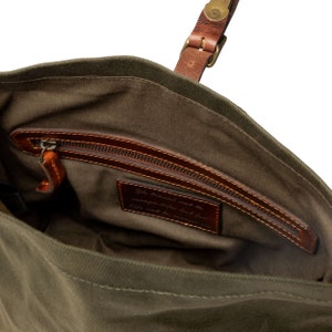 DRAKENSBERG Toiletry Bag Otis Forest-Green, handmade wash bag for men made from waxed canvas and hardened leather. image 7
