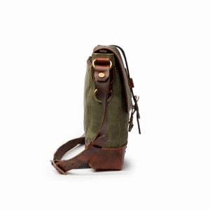DRAKENSBERG Messenger Bag Nate Wald-Grün, handgemachte Umhängetasche & Cross-Body-Bag für Herren aus gewachstem Canvas und Leder Bild 6