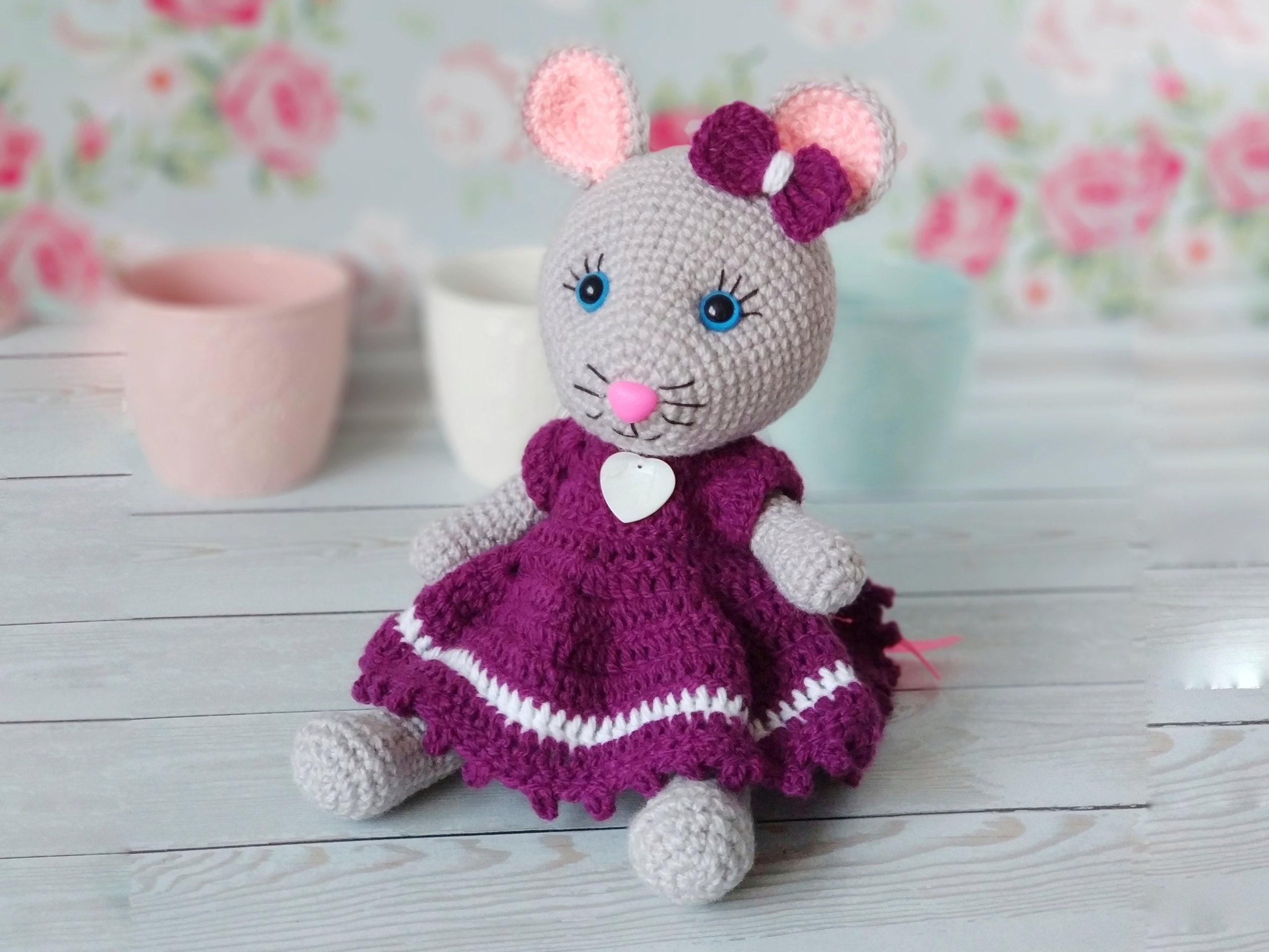 рукоделия амигуруми кукла. вязаный заяц в платье. платье амигуруми. вязаные игрушки в платьицах. вязаные платья для игрушек амигуруми.