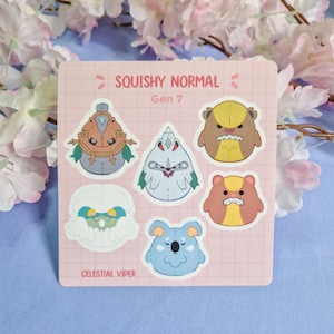 Może przedstawiać: Zestaw sześciu kolorowych naklejek na różowym tle w kratkę. Naklejki przedstawiają różne postacie z kreskówek z tekstem "SQUISHY NORMAL Gen 7" i "CELESTIAL VIPER". Postacie są w odcieniach niebieskiego, brązowego, żółtego i białego.