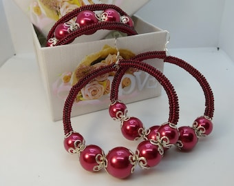 Elegante conjunto de joyería con cuentas rojas: aretes y pulsera de alambre con memoria