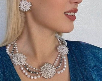 Conjunto elegante de perlas y cristales - Collar en capas y aretes de flores - Joyería femenina con cuentas