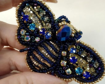 Broche scarabée dorée et bleu foncé - épingle insecte brodée avec cristaux AB - bijoux artisanaux