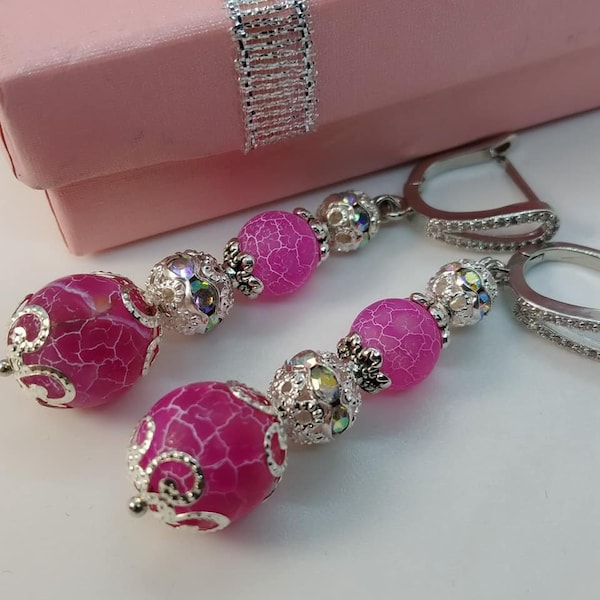 Boucles d'oreilles pendantes en agate rose Boucles d'oreilles rondes en pierre naturelle fuchsia, boules d'agate craquelée par le givre et perles de zirconium