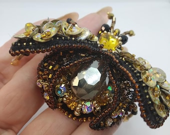 Broche scarabée en cristal : détails dorés, épingle insecte brodée à la main