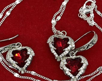 Conjunto de collar y pendientes con colgante de corazón de cristal austriaco hechos a mano