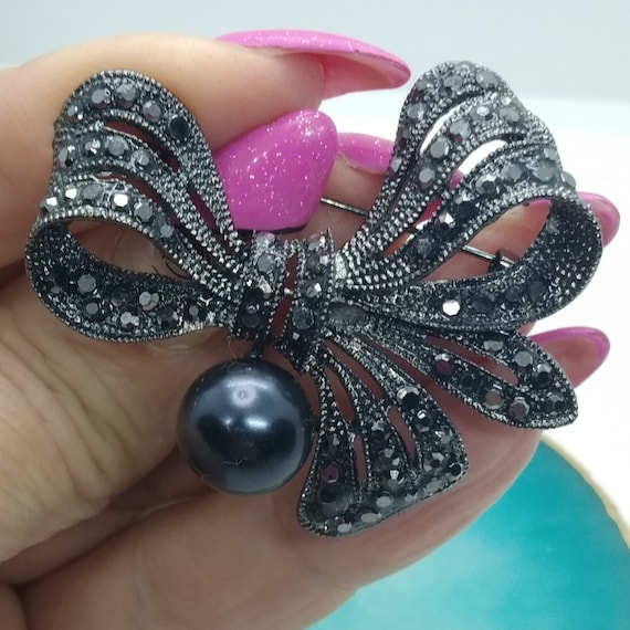 Broche Fantaisie Vintage Avec Strass - Accessoire élégant D'occasion En Bon état