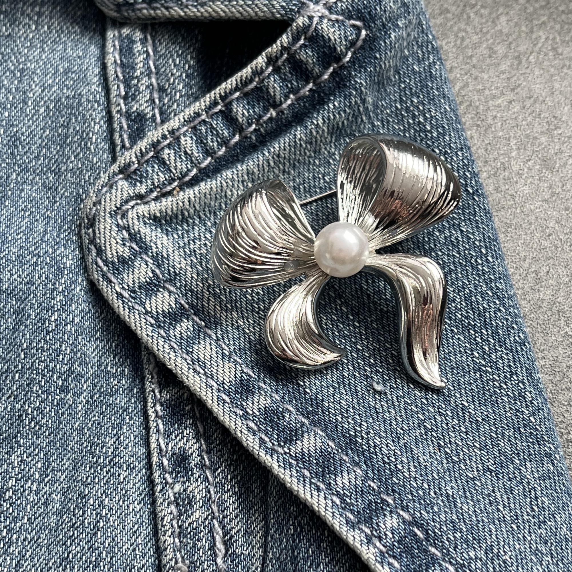 Chamvino 2PCS Women's Small Daisy Vintage Sweater Clips - Duckbill Brooch Collar Clips For Shawls, Cardigans, Waist Cinching