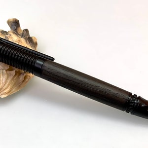 Houten balpen, gemaakt van kostbaar moeraseikenhout, met de hand gedraaid, gravure mogelijk