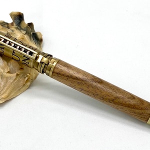 Balpen van hout, gemaakt van notenhout, handgedraaid, graveermogelijkheid.