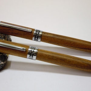 Set schrijfinstrumenten, gemaakt van amandelhout, met de hand gedraaid