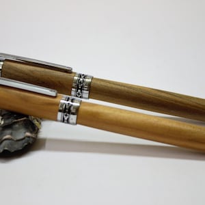 Set schrijfinstrumenten, gemaakt van rood gomhout, met de hand gedraaid