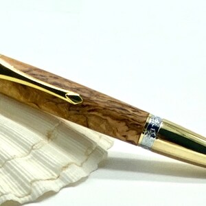 Twist-balpen gemaakt van Goldfield-wortel, met de hand gedraaid