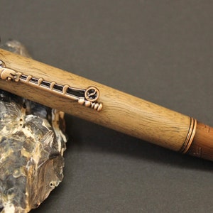 Balpen van notenhout, met de hand gedraaid. Gravure mogelijk.