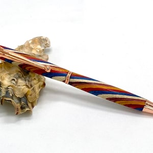 Houten balpen van veelkleurig hout, handgedraaid, draaibalpen
