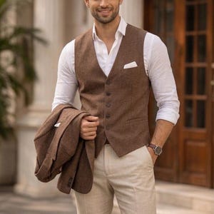 Gilet da uomo in lino, modello vintage con bottoni frontali, vestibilità slim, abbigliamento maschile tradizionale, formale estivo immagine 2
