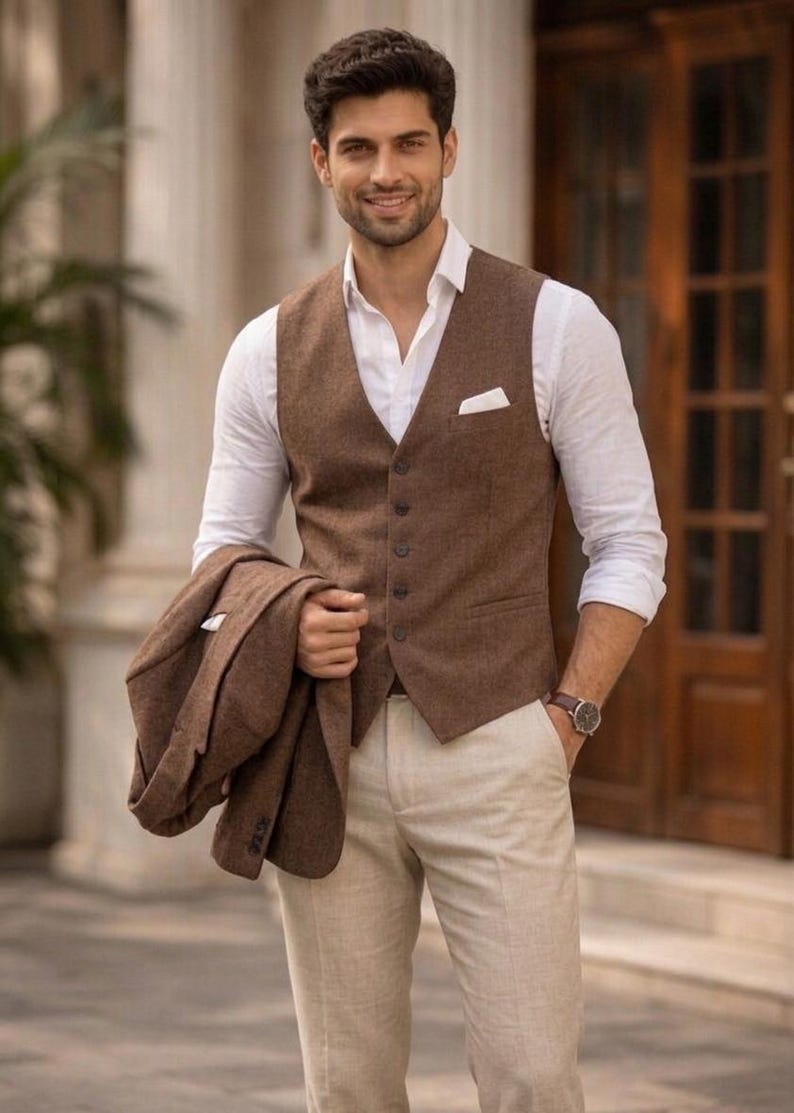 Gilet da uomo in lino, modello vintage con bottoni frontali, vestibilità slim, abbigliamento maschile tradizionale, formale estivo immagine 2