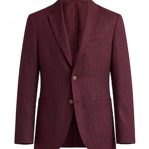 Puede incluir: Un blazer burdeos con cierre de dos botones, solapas con muescas y dos bolsillos delanteros. La chaqueta tiene un corte entallado y está hecha de una tela texturizada. Una prenda de vestir clásica.