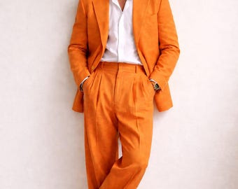 Traje de tres piezas para hombre en lino beige, chaleco cruzado, ropa formal para bodas de verano.