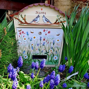 Peinture personnalisée, cadeaux pour la maison, boîte aux lettres pour chalet, fleurs et oiseaux, peinture florale, cadeau unique, boîte aux lettres d&#39;art
