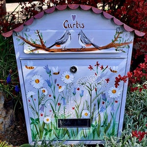 Peinture personnalisée, cadeaux pour la maison, boîte aux lettres pour chalet, fleurs et oiseaux, peinture florale, cadeau unique, boîte aux lettres d&#39;art