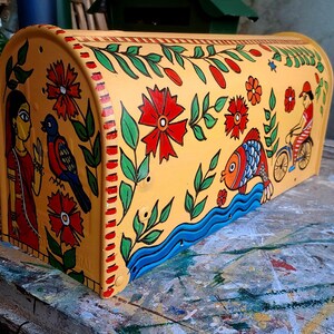 Può includere: Un cartello in legno rustico con la scritta "Welcome" in lettere bianche. Il cartello presenta una finitura invecchiata e un design semplice e accogliente, ideale per un portico o un ingresso. Il cartello è rettangolare e sembra fatto a mano.