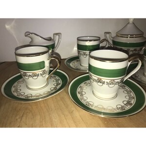 Puede incluir: Un juego de t&eacute; vintage con un dise&ntilde;o verde y dorado. El juego incluye una tetera, una jarra de crema, un azucarero y cuatro tazas y platillos.