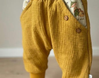 Musselin Hose Sommerhose Senfgelb Giesbert im Blumen Garten Taschen Mitwachshose