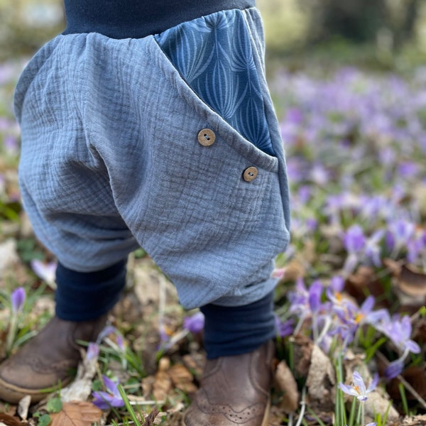 Musselin Hose Sommerhose Hell Jeansblau/Dunkelblau mit Blumen Muster Tasche  Mitwachshose