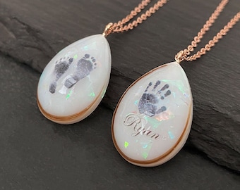 Moedermelksieraden Ketting babyprint met haarlok en babynaam. Koop de ultieme babyaandenken gemaakt met melk van KeepsakeMom