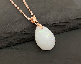 Collana con pendente a forma di latte materno, scaglie di opale e oro rosa. Crea il ricordo perfetto del tuo bambino con i gioielli a forma di latte materno di KeepsakeMom.