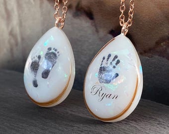 Bröstmjölkssmycken, babytryck, halsband med hårlock och barnets namn. Köp det ultimata babyminnesmärket gjort med mjölk från KeepsakeMom.