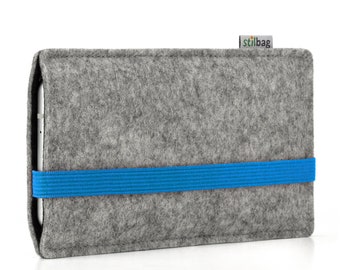 Maßgeschneiderte Handy Hülle aus Wollfilz // Farbe hellgrau - Gummiband blau // Passgenau angefertigt für Smartphones
